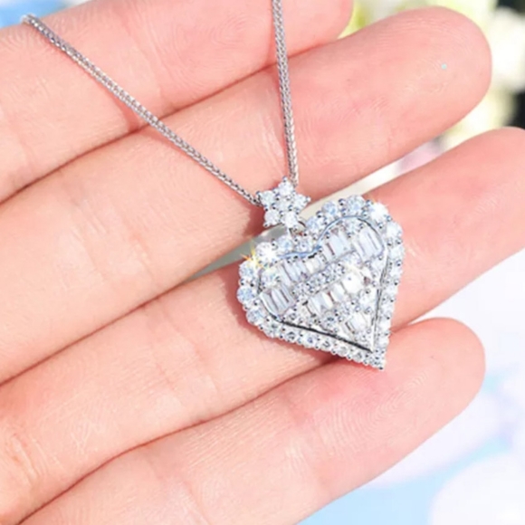 🎀18k Aesthetic Diamond Heart Pendant - Picture 7 of 7